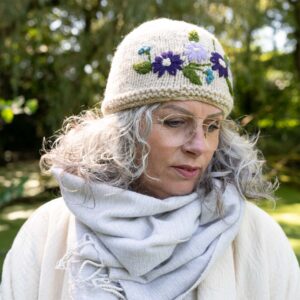 Geborduurde muts van wol