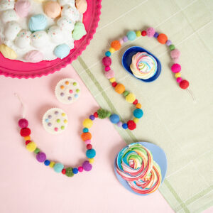 Vilten slinger met pompoms