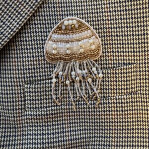 Broche met kraaltjes - Kwal wit