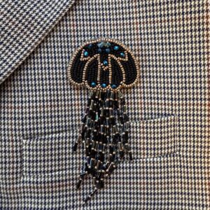 Broche met kraaltjes - Kwal zwart